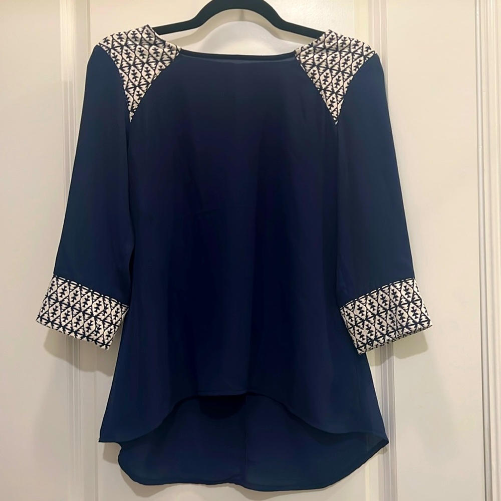 Blue top with‎ cute shoulder/ sleeve print detail